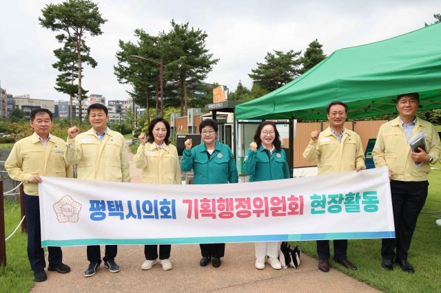 NSP통신-1일차인 16일 배다리 공원(강소형 스마트시티) 방문한 평택시의회 기획행정위원회 기념촬영 모습. (사진 = 평택시의회)