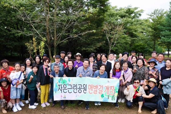 NSP통신-20일 자은근린공원에서 이상일 시장과 맨발길 개장식 참석자들이 기념사진을 촬영하고 있다. (사진 = 용인특례시)
