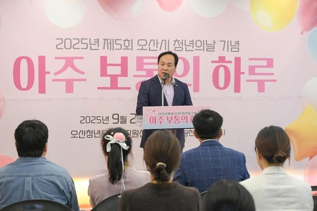 NSP통신-20일 이권재 오산시장이 제5회 오산시 청년의 날 기념행사에서 인사말을 하는 모습. (사진 = 오산시)