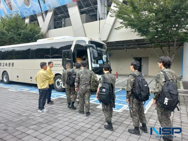 NSP통신-대구경북지방병무청은 22일 금년도 하반기 동원훈련집단수송 집결지(대구복합스포츠타운)에서 안전수송과 관련된 사항을 점검하고 예비군들을 격려했다. (사진 = 대구경북지방병무청)