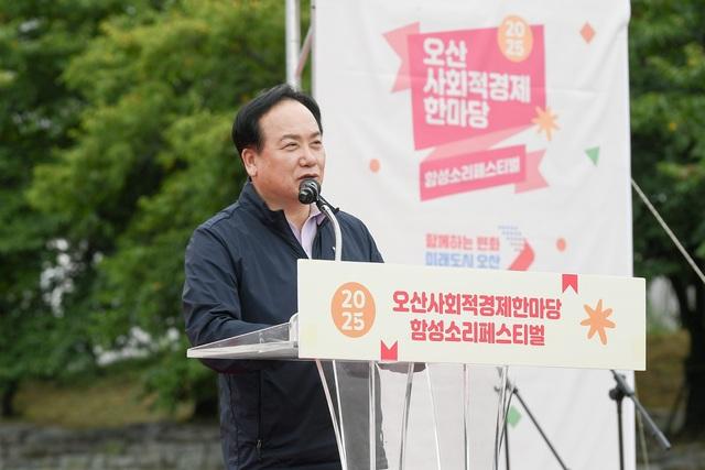 NSP통신-20일 이권재 오산시장이 행사에서 인사말을 하는 모습. (사진 = 오산시)