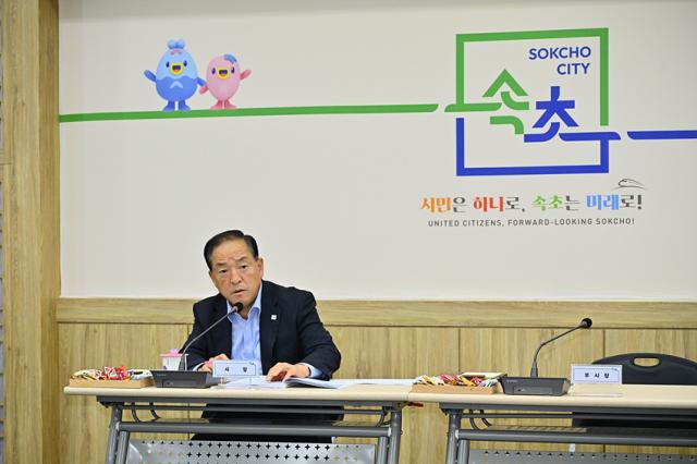 NSP통신-이병선 속초시장이 2026년도 주요업무 추진계획 보고회에서 인사말을 하고 있는 모습. (사진 = 속초시)