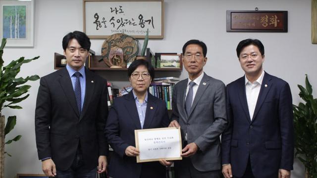 NSP통신-경기 서북부 국회의원들이 정은경 장관을 면담해 일산대교 무료화 추진 방안 논의 후 기념촬영을 하고 있는 모습. (사진 = 박상혁의원실)