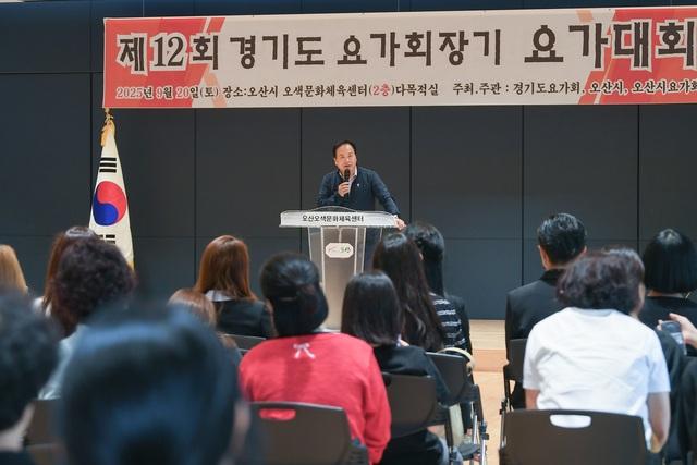 NSP통신-20일 이권재 오산시장이 제12회 경기도요가회장기 요가대회에서 인사말을 하는 모습. (사진 = 오산시)