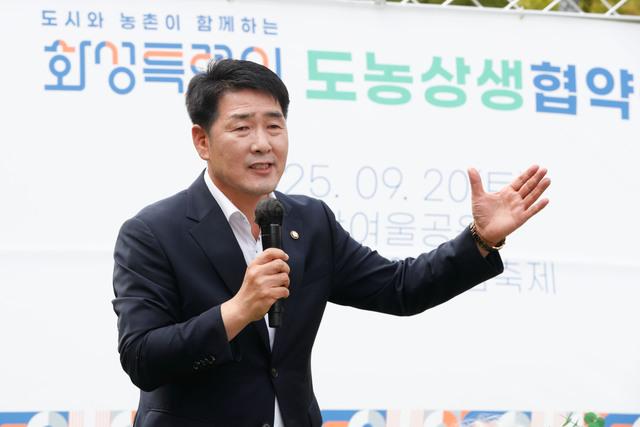 NSP통신-20일 배정수 화성시의회 의장이 상생협약식에서 축사를 하는 모습. (사진 = 화성시의회)