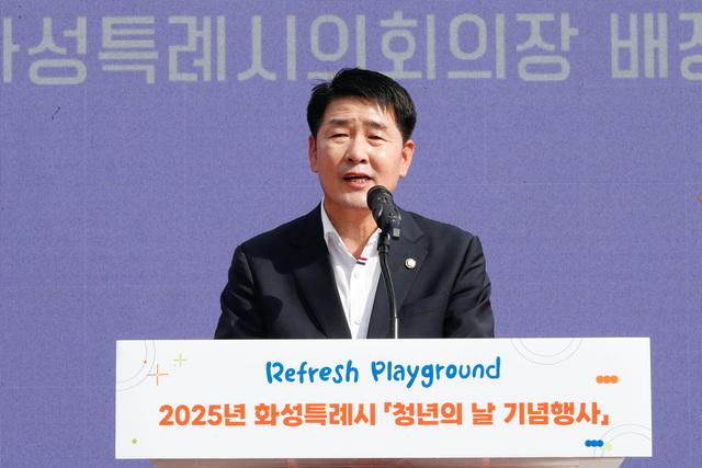 NSP통신-20일 배정수 화성시의회 의장이 청년의 날 기념식에서 축사를 하는 모습. (사진 = 화성시의회)