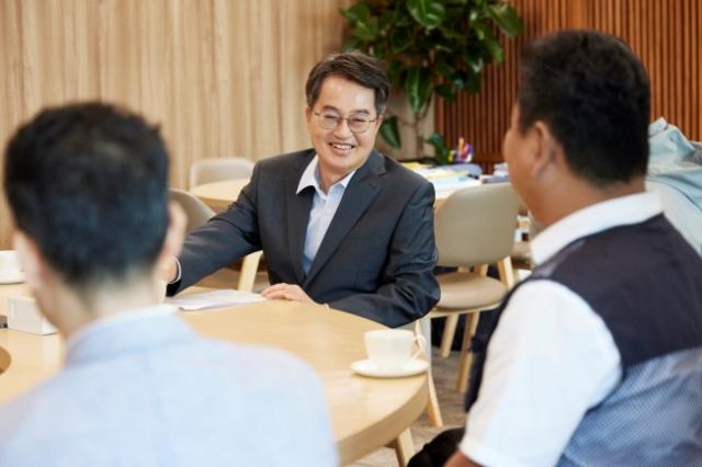 NSP통신-22일 오전 경기도청 도지사 집무실에서 김동연 경기도지사가 극저신용대출 이용자 3명을 초청해 간담회를 하고 있다. (사진 = 경기도)