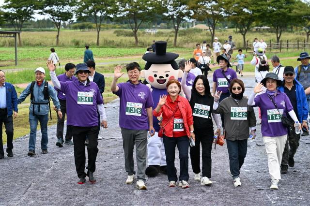 NSP통신-대부바다향기테마파크 일원에서 개최한 2025년 안산 대부포도축제 기념촬영 모습. (사진 = 안산시)