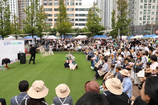 NSP통신-20일 열린 화성특례시 제3회 도농어울림축제에서 시민들이 쇼를 관람하는 모습. (사진 = 화성시)