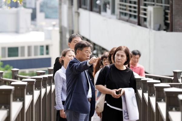 NSP통신-신상진 성남시장이 22일 성남혜은학교에서 단대근린공원과 학교를 연결하는 안전보행로(목재데크) 완공 현장을 방문해 180m 목재데크를 직접 걸어보며 시설을 점검하고 있다. (사진 = 성남시)