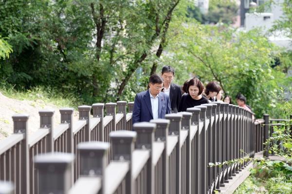 NSP통신-신상진 성남시장이 22일 성남혜은학교에서 단대근린공원과 학교를 연결하는 안전보행로(목재데크) 완공 현장을 방문해 180m 목재데크를 직접 걸어보며 시설을 점검하고 있다. (사진 = 성남시)
