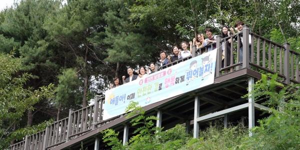 NSP통신-신상진 성남시장이 22일 성남혜은학교에서 단대근린공원과 학교를 연결하는 안전보행로(목재데크) 완공 현장을 방문해 학교 관계자 및 학부모들과 기념촬영을 하고 있다. (사진 = 성남시)