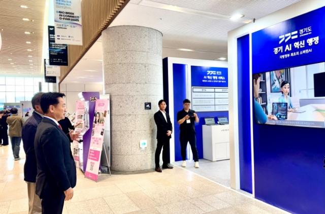 NSP통신-22일 오후 고영인 경제부지사가 수원컨벤션세터에서 열린 G-Bio Week X AI Connect with G-FAIR 2025 개막식에 참석해 전시부스를 보고 있다. (사진 = 경기도)