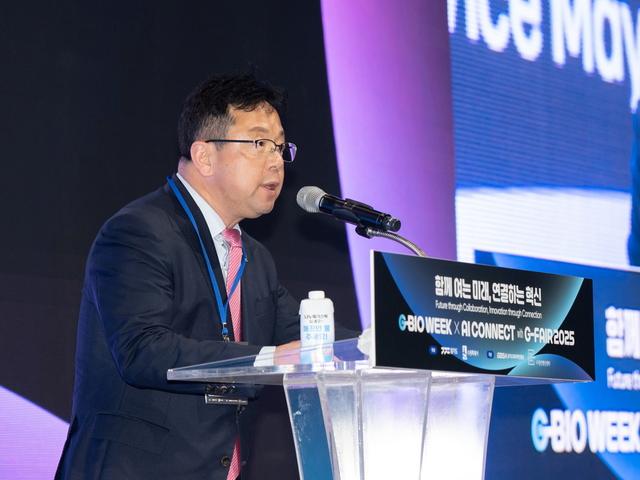 NSP통신-22일 김현수 수원시 제1부시장이 광교 양자 바이오 서밋 개막식에서 인사말을 하고 있다. (사진 = 수원시)