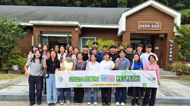NSP통신-바라산 자연휴양림 내 산림문화 휴양관에서 실시한 청렴 리프레시(Refresh) 교육 기념촬영 모습. (사진 = 의왕시)