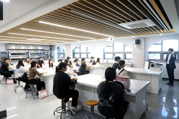 NSP통신-영남이공대학교는 지난 20일 천마스퀘어 시청각실에서 2026학년도 수험생 및 학부모 초청 학과탐방 행사와 사회복지서비스과 성인학습자 초청 프로그램을 성황리에 개최했다. (사진 = 영남이공대학교)
