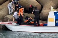 [NSP PHOTO]목포해경, 테트라포드에 추락한 70대 낚시객 구조