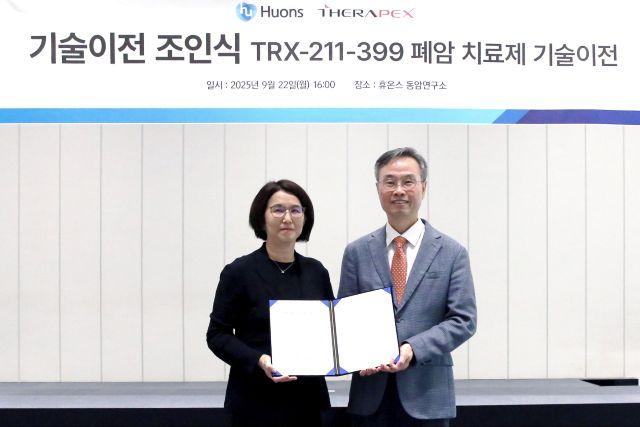 NSP통신-휴온스와 테라펙스가 지난 22일 휴온스 동암연구소에서 기술이전 조인식을 개최했다.사진은 휴온스 박경미 부사장(왼쪽)과 테라펙스 이구 대표(오른쪽) (사진 = 휴온스 글로벌)