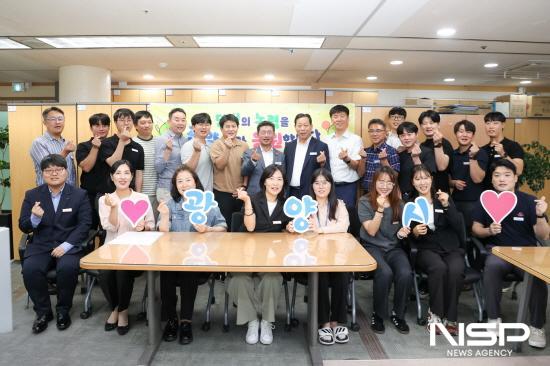 NSP통신-정인화 광양시장과 건설과 직원들 기념 찰영 (사진 = 광양시청)