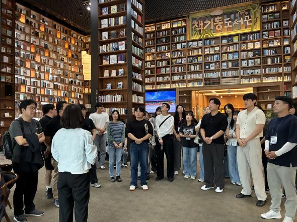 NSP통신-둘째 날에는 생성형 AI 활용 관련 강의를 통해 미래 사회의 핵심 역량을 학습하고 전주시의 책기둥도서관과 아중호수도서관을 방문해 지역 문화․지식 인프라 사례를 벤치마킹했다. (사진 = 안동시)