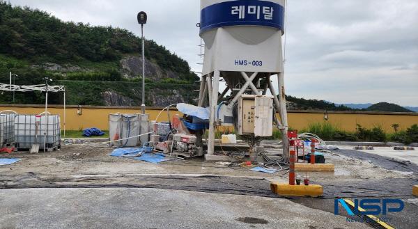 NSP통신-건축물의 기초 지하 빈공간에 시멘트 몰탈을 채우기 위한 장비를 가동하고 있다. (사진 = 서순곤 기자)