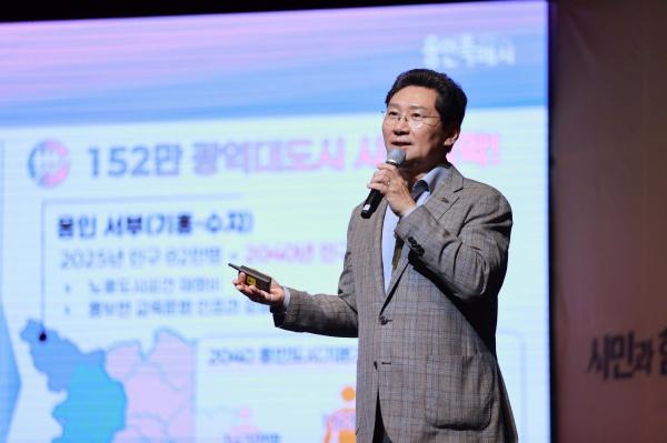 NSP통신-이상일 용인특례시장이 질문답변에 앞서 시민 삶의 질 항상과 직결된 일들에 대해 설명하고 있다. (사진 = 용인특례시)