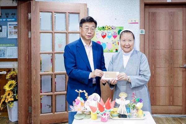 NSP통신-신상진 성남시장이 23일 추석 명절을 앞두고 노인요양시설인 인보의집을 방문해 위문금을 전달하고 있다. (사진 = 성남시)