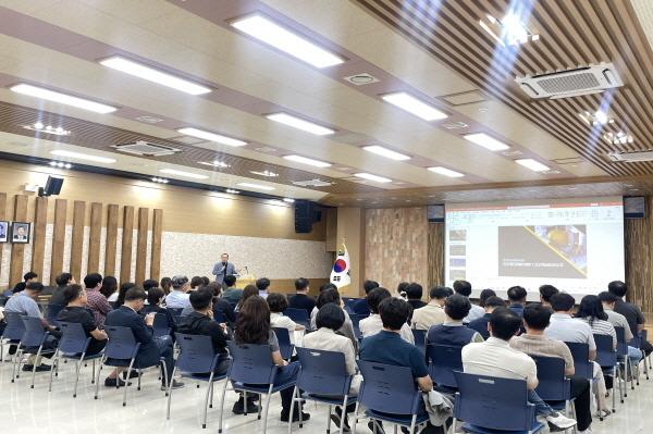 NSP통신-고령군은 지난 22일 고령군청 3층 대가야홀에서 발주 공사 담당 공무원과 시공 현장 관계자를 대상으로 고령군 발주공사 안전관리 교육을 실시했다. (사진 = 고령군)