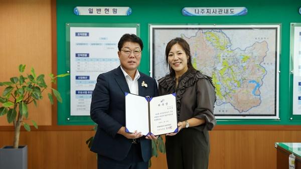 NSP통신-이재남 나주시의회 의장(사진 왼쪽)이 강수진 한국농어촌공사 나주지사장으로부터 일일 명예 지사장 위촉장을 받고 있다. (사진 = 나주시의회)