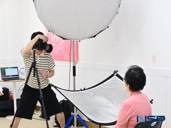 NSP통신-청송군은 지난 17일부터 19일까지 3일간 지난 3월 산불로 주택이 전소된 70세 이상 어르신 400여 명을 대상으로 장수사진 무료 촬영 지원사업을 실시했다. (사진 = 청송군)
