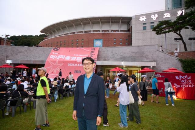 NSP통신-수지구 동천동 목양교회 잔디마당에서 열린 제8회 머내마을 영화제에 참석한 강웅철 경기도의원. (사진 = 경기도의회)