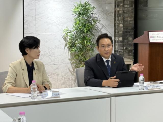 NSP통신-변재석 의원이 22일 고양교육지원청 회의실에서 경기도교육청과 고양교육지원청 관계자들과 만나 덕양구 학군 불균형 문제와 원거리 통학 대책을 논의하고 있다. (사진 = 경기도의회)