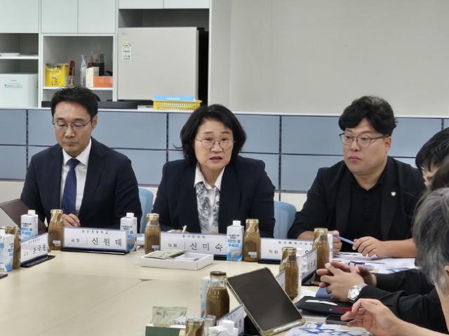 NSP통신-신미숙 의원이 23일 화성 현민초등학교를 다시 찾아 북측 외부 옹벽 붕괴 위험 관련 화성시·시행사·화성오산교육지원청·학교 및 학부모 관계자와 함께 안전대책 방안을 모색하고 있다. (사진 = 경기도의회)