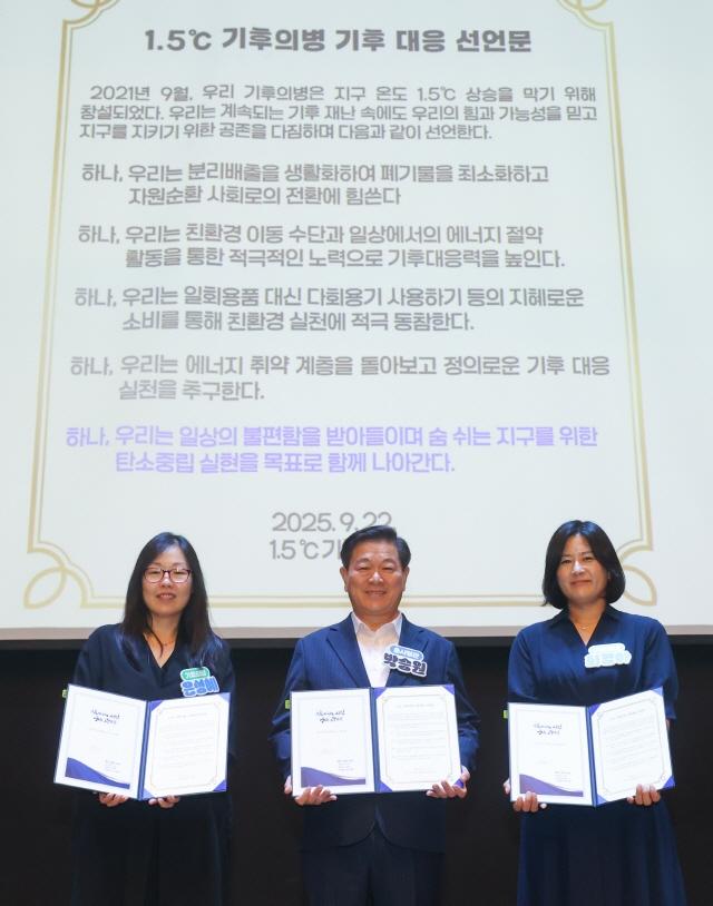 NSP통신-22일 광명문화원에서 열린 기후의병의 어제와 오늘, 그리고 내일에 박승원 광명시장이 참석해 1만5천번째 기후의병으로 가입한 시민, 3년 연속 탄소중립포인트 10만 포인트를 달성한 시민과 함께 기후 대응 선언문을 낭독하고 기념촬영을 하고 있다. (사진 = 광명시)