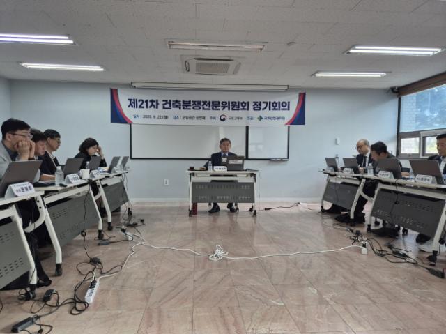 NSP통신-건축분쟁전문위원회 임남기 위원장(가운데)이 2025년도 정기회의를 개최하고 있다. (사진 = 국토안전관리원.)