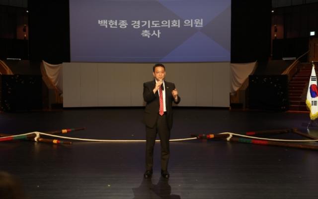 NSP통신-백현종 대표의원이 22일 안성맞춤랜드 남사당공연장에서 열린 2025년 하반기 지속가능관광지방정부협의회 정기총회에 참석해 축사를 전하고 있다. (사진 = 경기도의회)