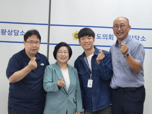 NSP통신-김옥순 의원이 23일 경기도의회 의왕 상담소에서 청소년 시설 서비스 향상 및 지역 현안 활성화 방안을 위한 간담회 참석자들과 기념촬영을 하고 있다. (사진 = 경기도의회)