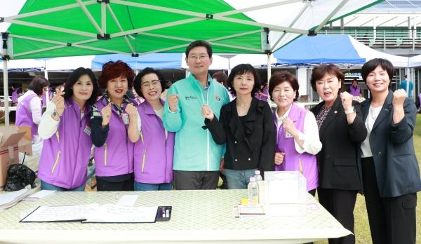 NSP통신-이상일 용인특례시장이 23일 2025년 작은나눔 큰사랑 일일찻집 & 바자회에 참석한 여성단체 회원들과 기념촬영을 하고 있다. (사진 = 용인특례시)