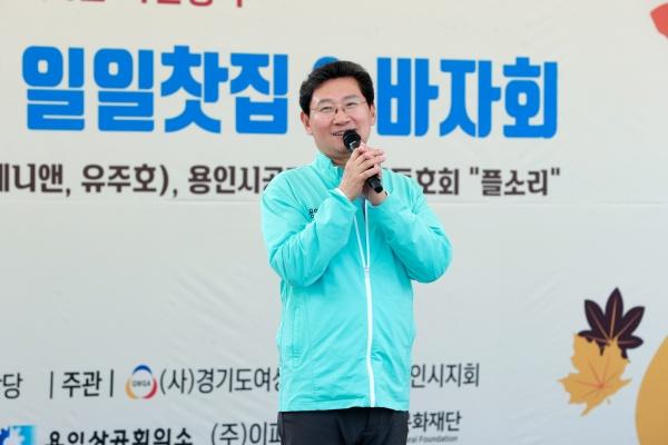 NSP통신-2025년 작은나눔 큰사랑 일일찻집 & 바자회에 참석한 이상일 용인특례시장이 인사말을 하고 있다. (사진 = 용인특례시)