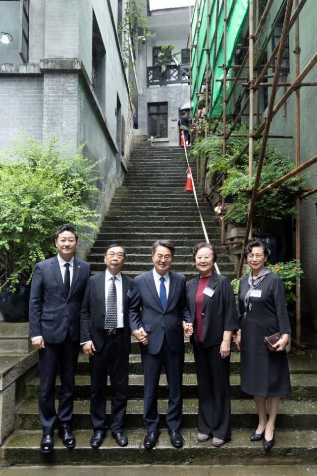 NSP통신-23일 오전 중국 충칭 대한민국 임시정부에서 김동연 경기도지사가 독립운동가 후손과 간담회 후 기념촬영을 하고 있다. (사진 = 경기도)