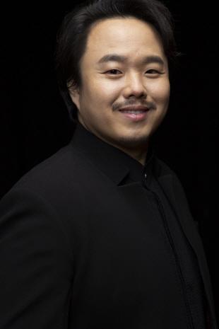 NSP통신-창작오페라 바람의 노래 달 역에 테너 최원휘. (사진 = 성남문화재단)