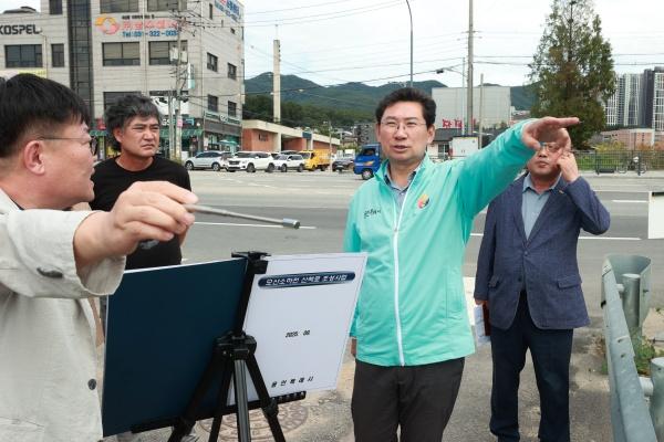 NSP통신-이상일 용인특례시장 모산소하천 산책로 조성사업 현장 추진 상황 점검 모습. (사진 = 용인특례시)