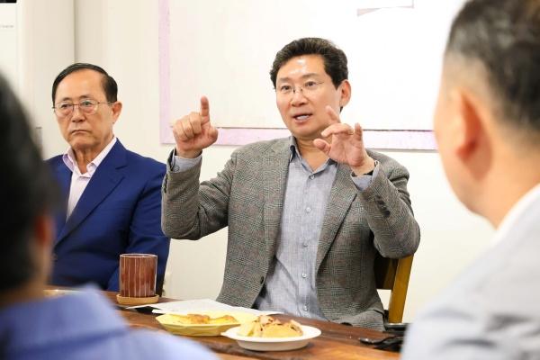 NSP통신-이상일 용인특례시장이 23일 처인구 지역 내 상인들과 지역상권 활성화 방안을 논의하고 있다. (사진 = 용인특례시)