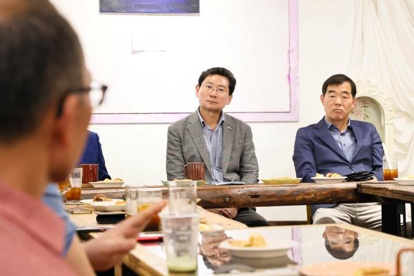 NSP통신-이상일 용인특례시장이 처인구 지역 내 상인들을 만나 지역상권 활성화 방안을 논의하고 있는 모습. (사진 = 용인특례시)