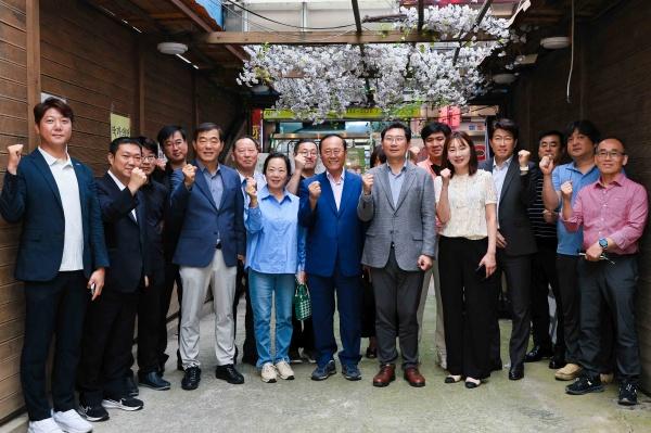 NSP통신-처인구 지역 내 상인들을 만난 이상일 용인특례시장이 지역상권 활성화 방안 논의 후 참석자들과 기념촬영을 하고 있다. (사진 = 용인특례시)