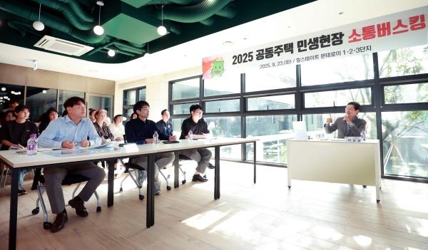 NSP통신-이상일 용인특례시장이 23일 힐스테이트 몬테로이 단지를 찾아 주민들과 소통버스킹을 진행하고 있다. (사진 = 용인특례시)