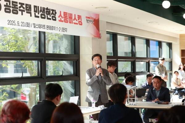 NSP통신-힐스테이트 몬테로이 단지 주민들과 소통버스킹을 진행하고 있는 이상일 용인특례시장. (사진 = 용인특례시)