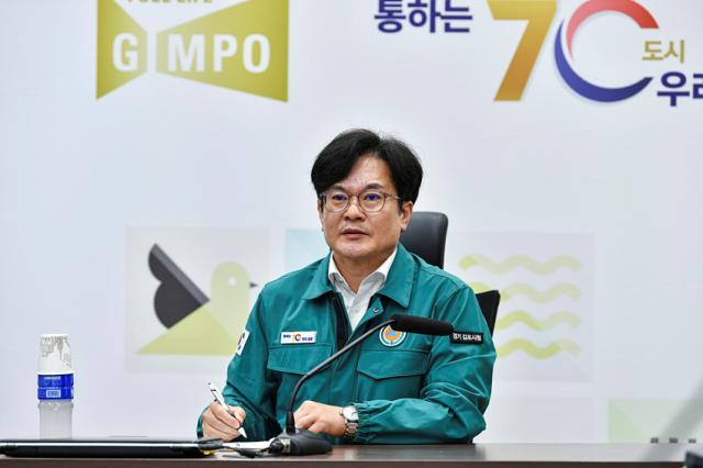 NSP통신-김병수 김포시장이 집중호우 피해 시민들에게 재난지원금 신속 집행을 지시한 모습. (사진 = 김포시)