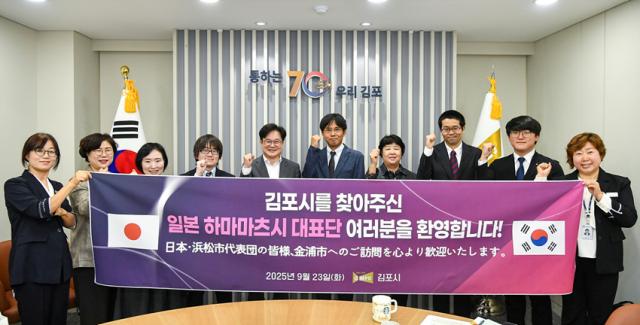 NSP통신-김병수 김포시장(왼쪽 다섯번째)이 일본 하마마츠시 대표단과 간담회 후 함께 기념촬영을 하고 있다. (사진 = 김포시)