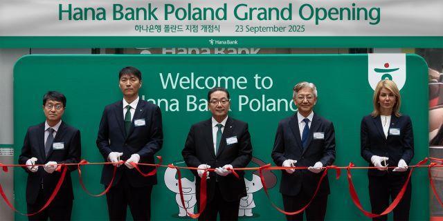 NSP통신-23日、左からLGエナジーソリューションのイ・ジャンハ法人長、ハナ銀行ポーランド支店のイ・ジンス支店長、イ・ホソン頭取、駐ポーランド大韓民国大使のテ・ジュンヨル氏、ハナ銀行ポーランド支店のアン・ナラダ副支店長が、ポーランド・ブロツワフ支店の開所式にてテープカットを行っている。（写真＝ハナ銀行）
